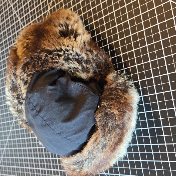 Mens Weatherproof fur winter hat with fur ear protection. Only used a few times. - Picture 6 of 7